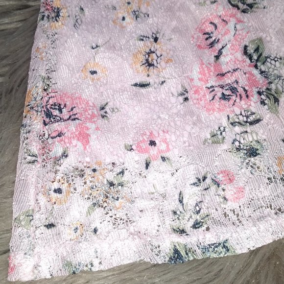 🔴 CLEARANCE 6/$20 Pink floral dress with roses and lace - Picture 2 of 5